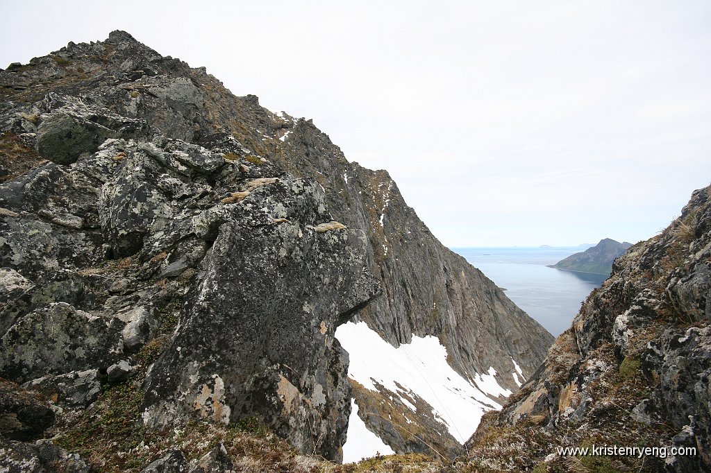 IMG_0095.JPG - Utsikt ned mot Sørsundet, nord for Bremnestinden.