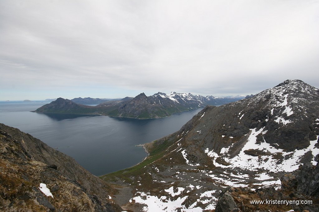 IMG_0099.JPG - Fantastisk utsikt mot Sessøyfjorden og Rekvik. Vi ser Skamtind ytterst ved starten av Ersfjorden.