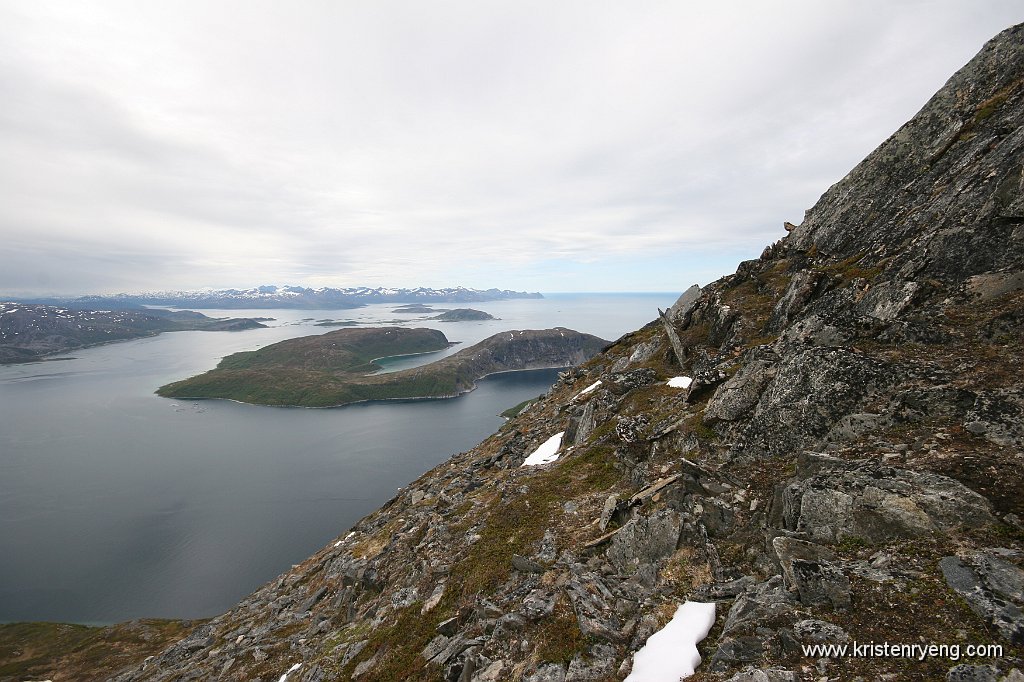 IMG_0102.JPG - Utsikt mot Tussøya. Bildet gir en følelse av hvor bratt siste stigningen mot toppen er.