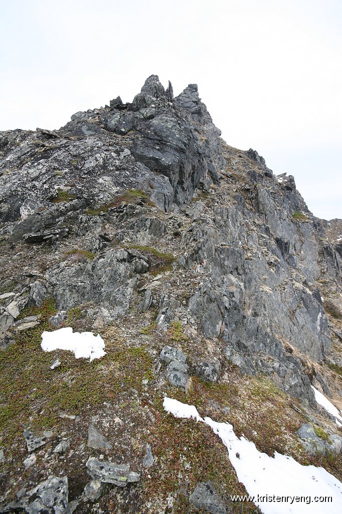 IMG_0104.JPG - Nærmer meg toppen av Bremnestinden.