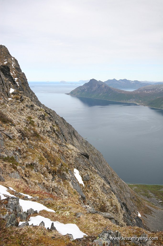 IMG_0105.JPG - Utsikt mot Sessøyfjorden med fjellene Brosmetind, Sørtinden, Mellomtinden og Tromtinden.