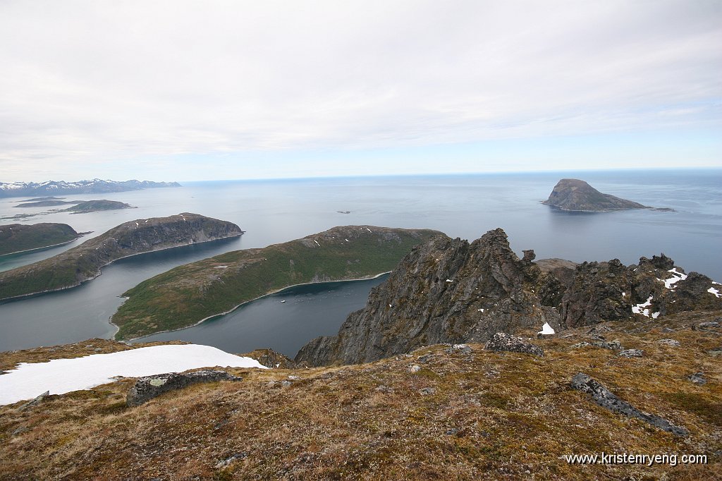 IMG_0106.JPG - Tussøya til venstre, Høgøya ned i midten og Håja ute til høyre i bildet.