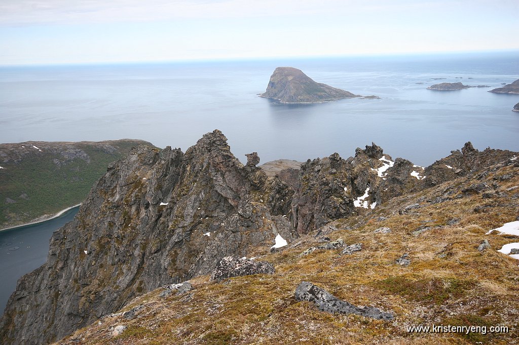 IMG_0107.JPG - Spennende klippeformasjoner nær toppen av Bremnestinden. Her med utsikt mot Håja.