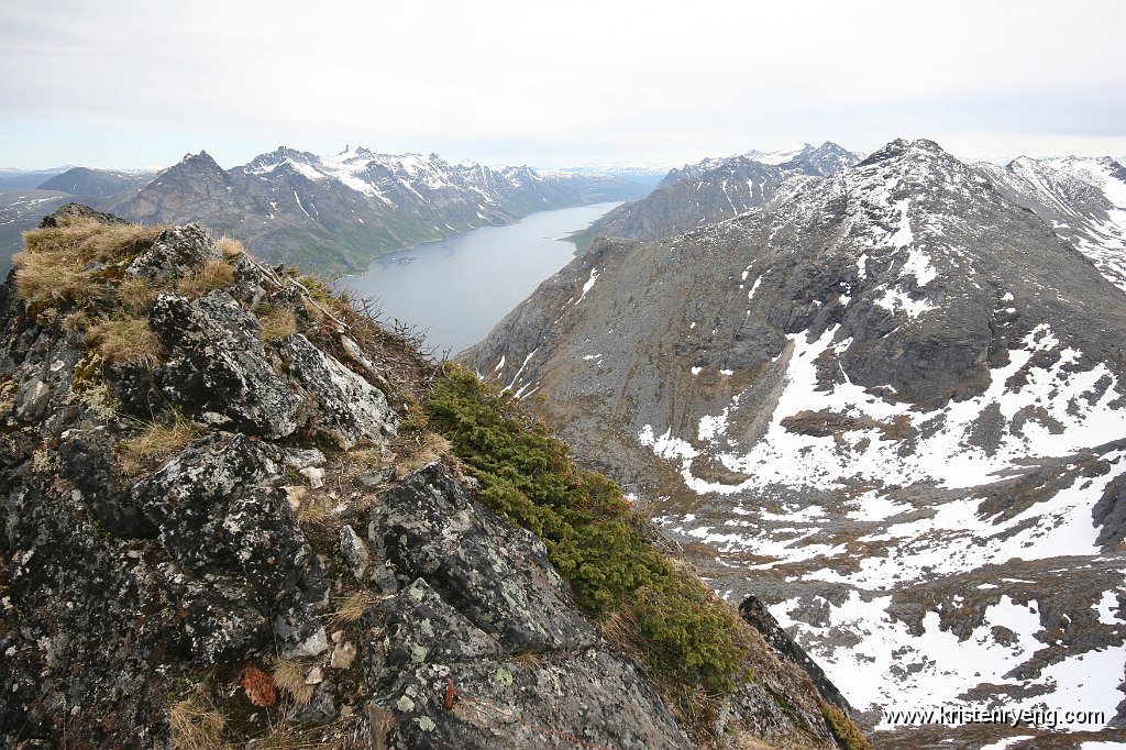 IMG_0165.JPG - Ersfjorden med mange spennende kjente fjell på motsatt side av Ersfjorden.
