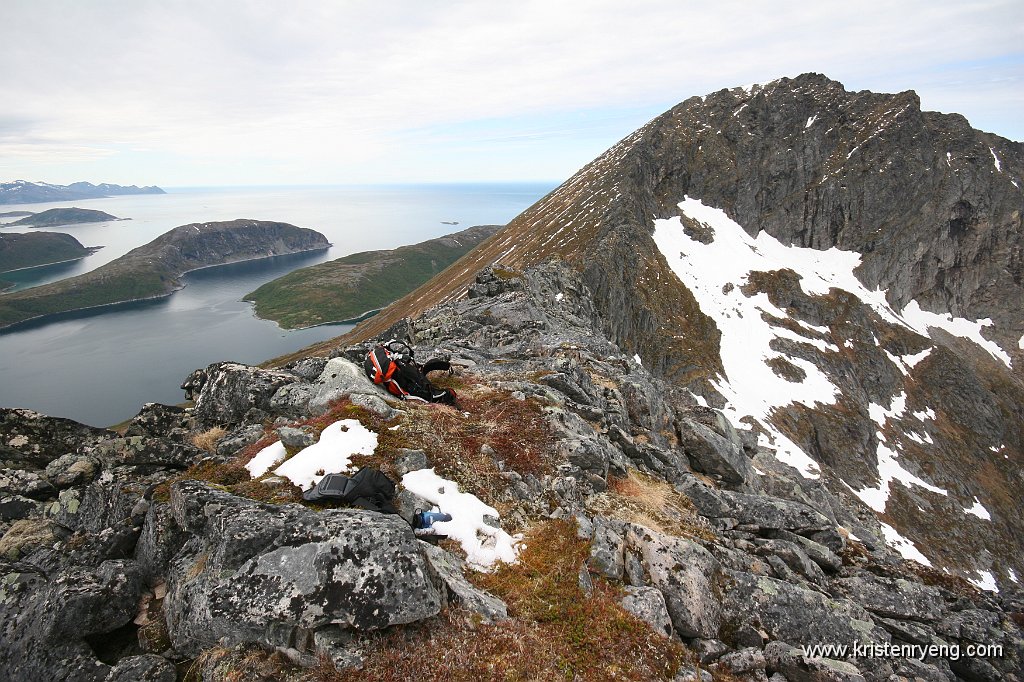 IMG_0194.JPG - Toppen av Ryptinden, 656 meter over havet. Her med utsikt tilbake mot Bremnestinden som ses oppe til høyre.