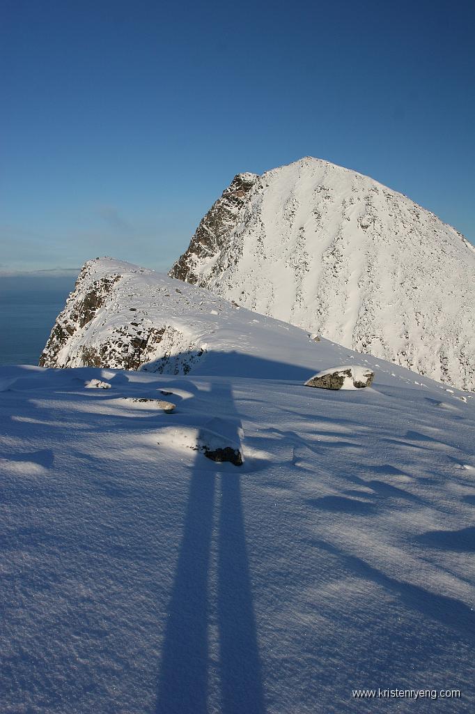 IMG_0064.JPG - Fra toppen sees tvillingtoppen til Brosmetind noen hundre meter lengre sør. I følge kartet er det den sørlige toppen som er høyest med 525 moh. Varden på den nordlige toppen måler 516 moh.
