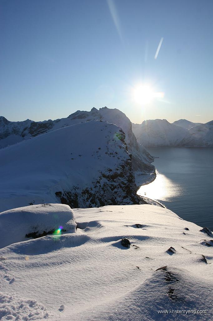 IMG_0073.JPG - Utsikt tilbake mot den nordlige Brosmetind (516 moh) med Skamtinden bak. Rekvik ligger i solskinnet som speiler seg i havet nede i viken.