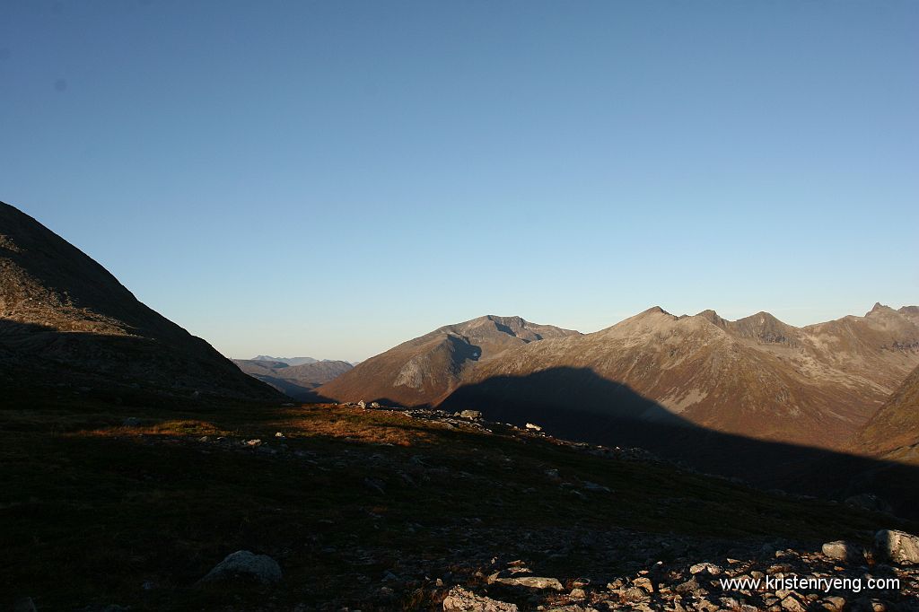 IMG_0109.JPG - Vasstinden midt i bildet, Nordfjordtinden litt til høyre for midten.