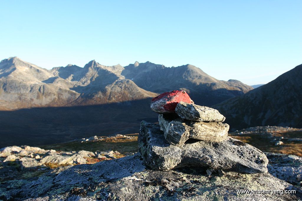 IMG_0120.JPG - Sikt på de rødmalte steinene på vei opp - og ned.