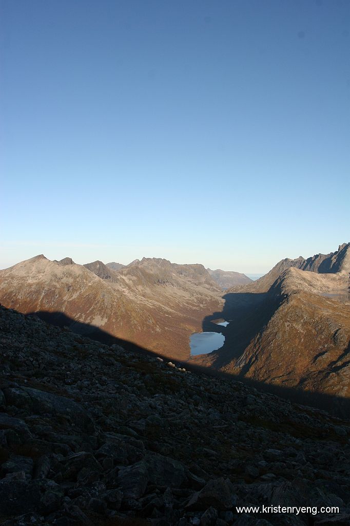 IMG_0124.JPG - Mot Kråkskardet med Nordfjordtinden til venstre og Tverrfjellet på høyre side av dalen.