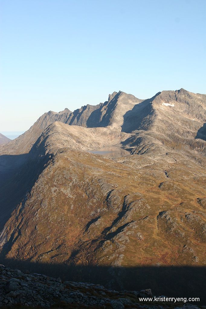 IMG_0136.JPG - Middagstinden bak. Ryggen på venstre side i bildet er Tverrfjellet - en av toppene til Ti på Topp 2010.