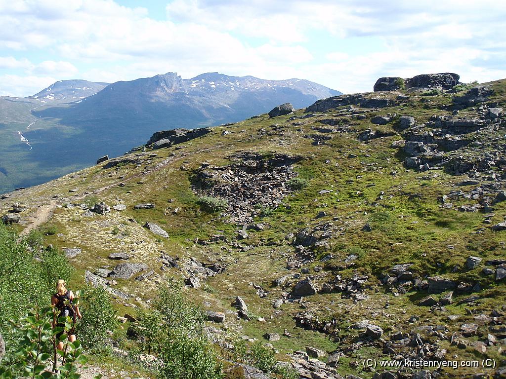 P7260115.JPG - Cathrine går siste svingen / sløyfen opp mot den rekonstruerte bunkeren som ligger oppe til høyre i bildet.