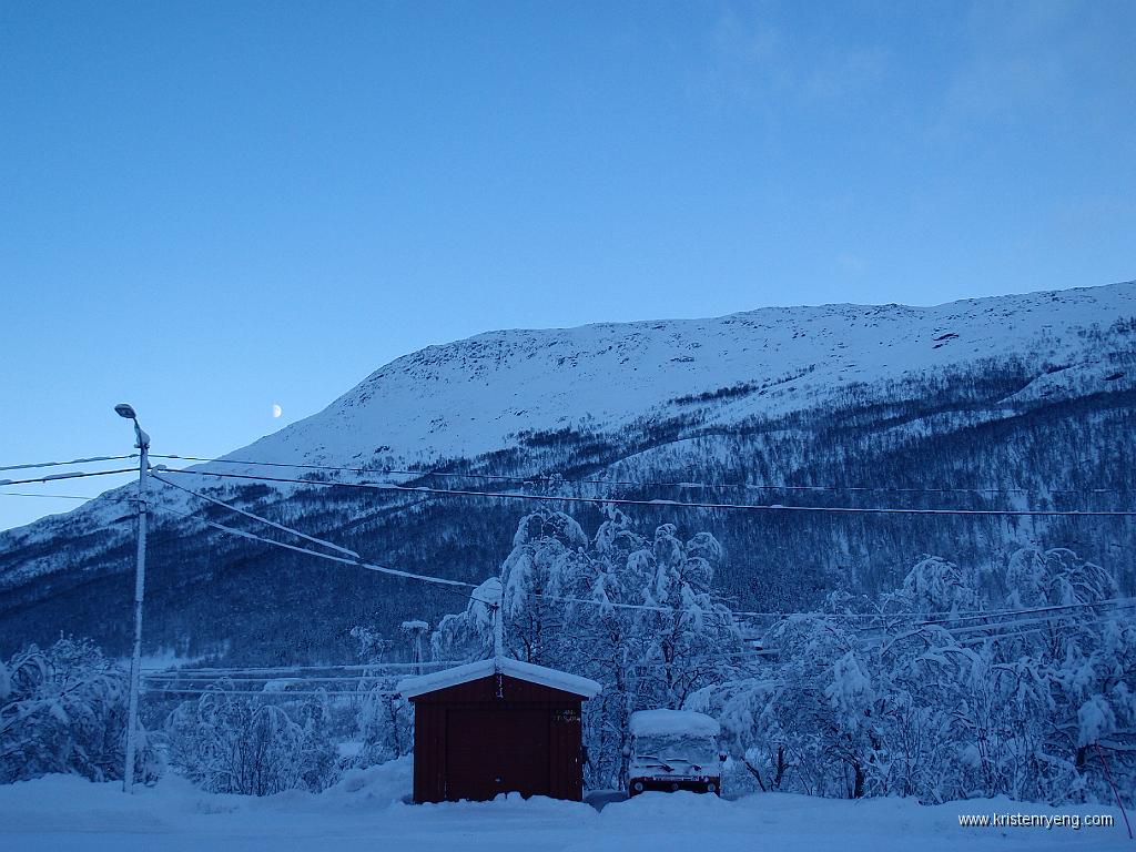 P2040001.JPG - Finnkollen et sted der oppe. Sett fra parkeringen innerst i Sørfjorden.