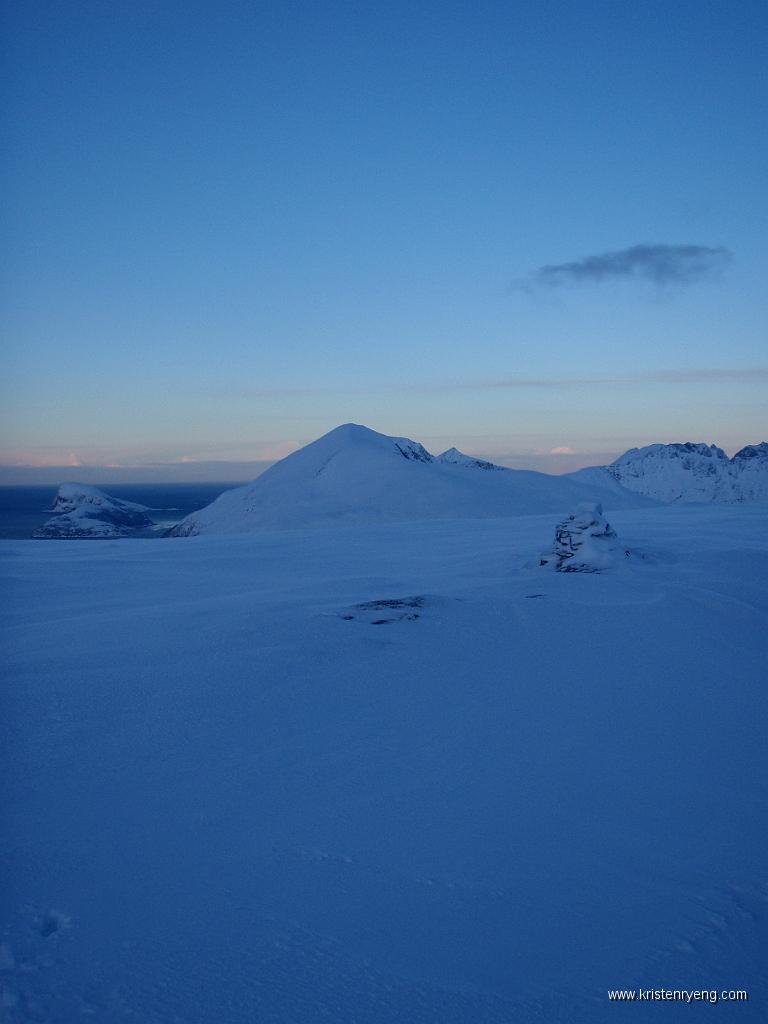P2040037.JPG - En av de små vardene på toppen av Finnkollen. Bak litt til venstre i bildet - Vasstinden.