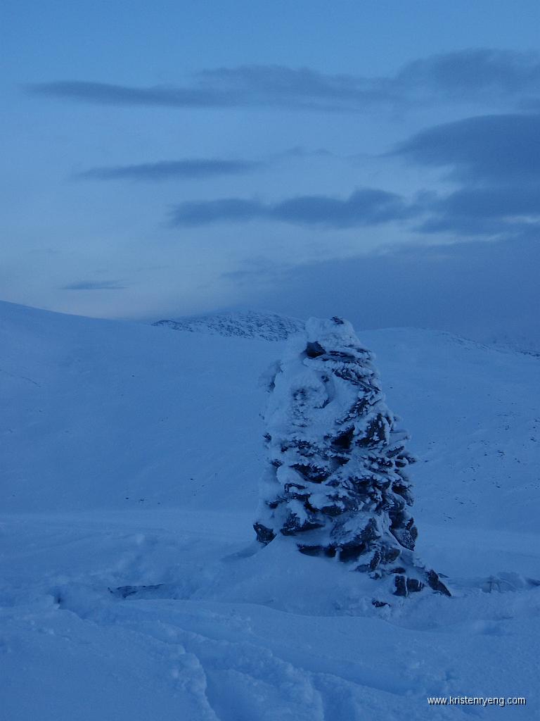 P2040050.JPG - Et siste tilbakeblikk på den frosne varden på toppen av Finnkollen. Takk for besøket.