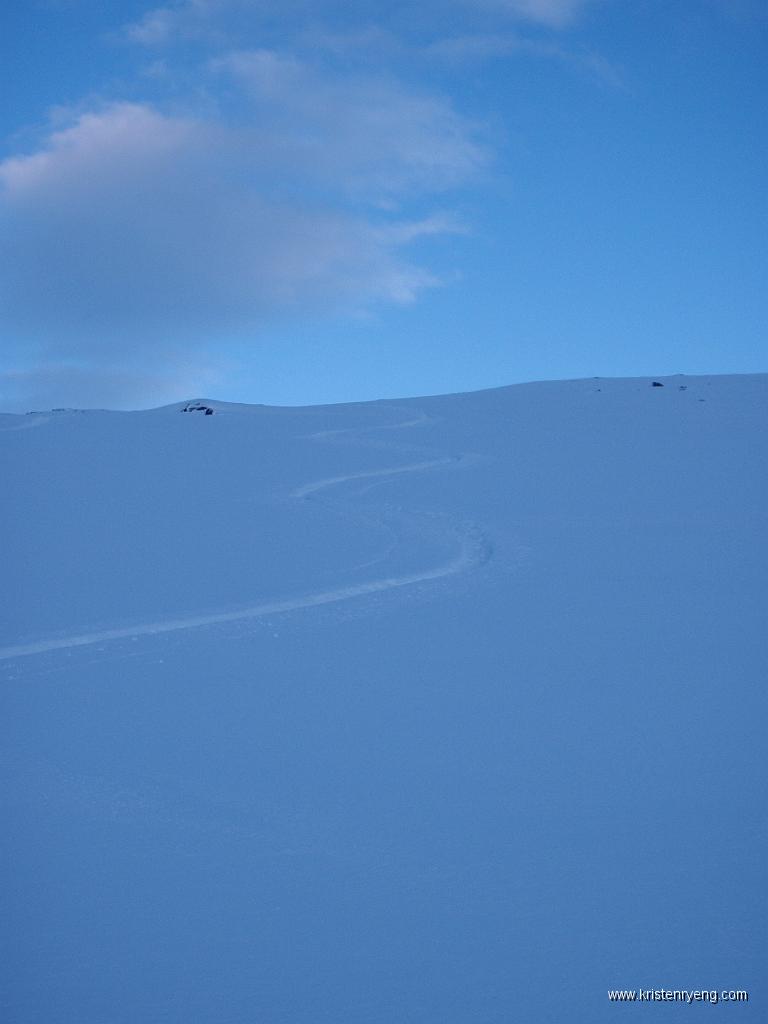 P2040051.JPG - Stedvis mykt og fint pudderføre på vei ned. Men det var ikke MYE snø, så stygge slemme steiner lurer rett under snøen.
