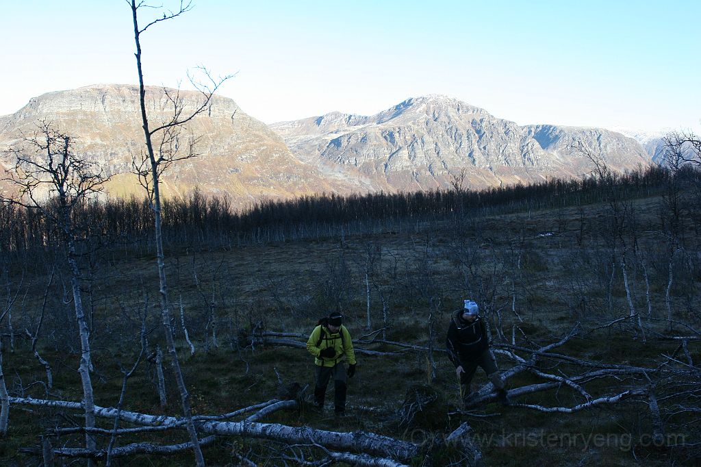 IMG_0234.JPG - Lars og Ray på vei igjennom "skred skogen".