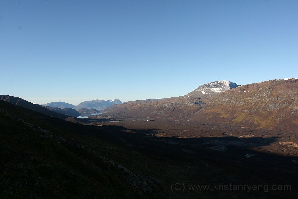IMG_0244.JPG - Fantastisk sen-høst vær denne oktoberdagen. Her med utsikt mot Ramfjorden. Tromsdalstinden oppe til høyre.