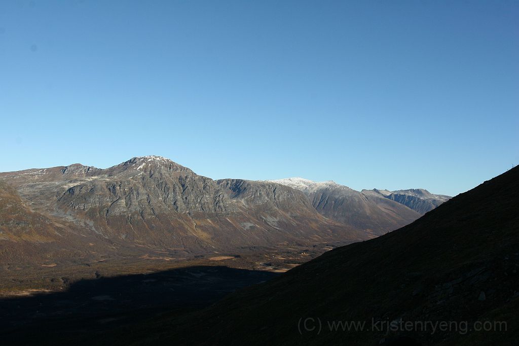 IMG_0249.JPG - Storfjellet til venstre med Breidaltinden til høyre (uten snø). Snøkledt topp  bak litt til høyre for midten er Finnheimfjellet. Ute til høyre ses også Langdaltinden.