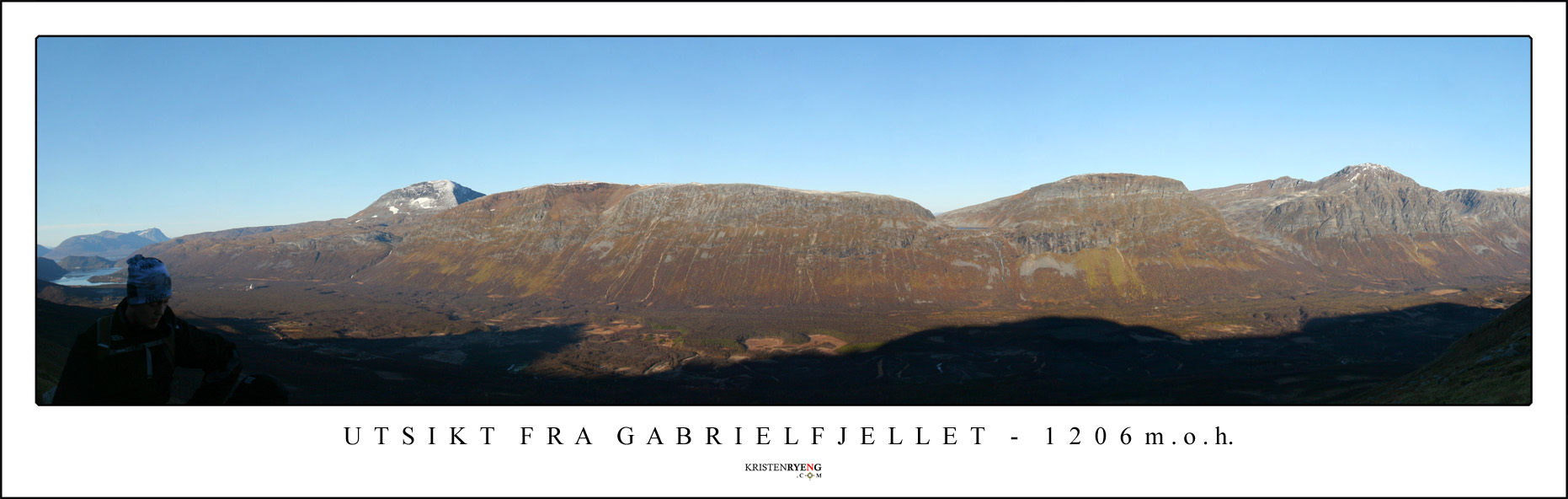 Gabrielfjellet.jpg - Utsikt over Breivikeidet sett fra oppstigningen mot Gabrielfjellet (1206 moh). Vi ser Ramfjorden helt ute til venstre. Tromsdalstindens østside med fjellmassivet langs Breivikeidet fra venstre mot høyre. Fjellet til høyre i bildet er Storfjellet (1089 moh).