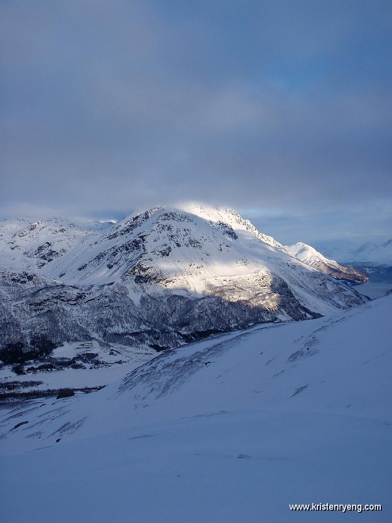 P2160009.JPG - Sjøvasbotn nede til venstre og Sørfjorden bak til høyre.