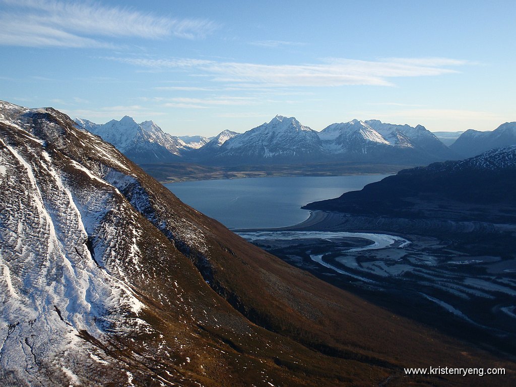 PA240074.JPG - Utsikt mot Breivikeidet og Lyngen på motsatt side av fjorden. Elveslukten opp mot venstre leder til Graselvtinden (800 moh).