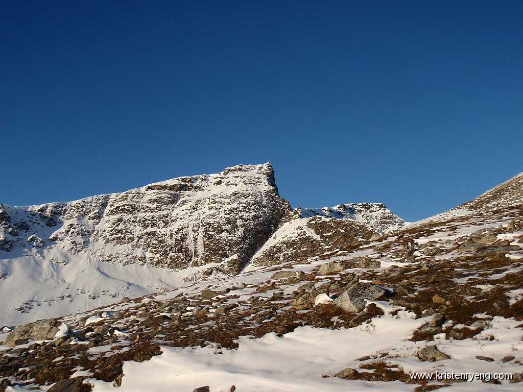 PA240076.JPG - På motsatt side ligger Finnheimfjellet.