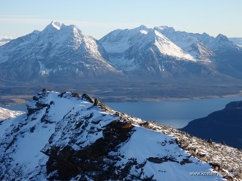 PA240143.JPG - Utsikt mot Lyngen før jeg startet nedturen.