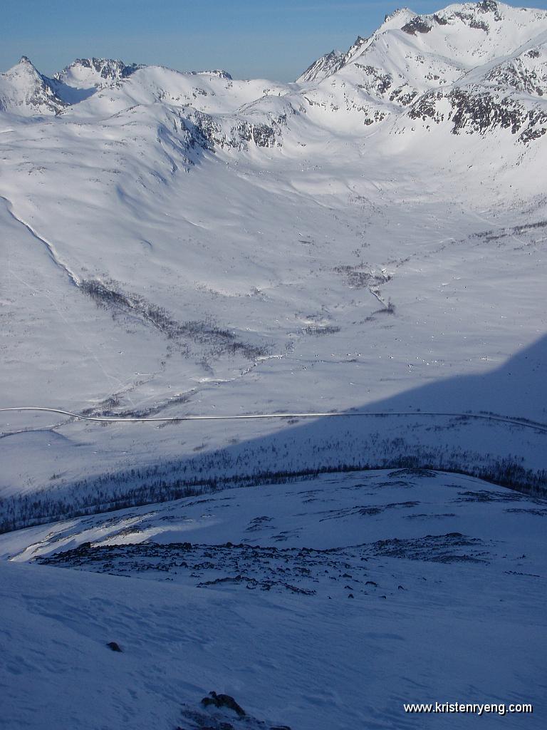 P3100005.JPG - Ruten opp. Snøfattig, avblåst, hardt og i skygge. Alle fornuftige mennesker velger seg et turmål på motsatt side - i sola. *Flire*