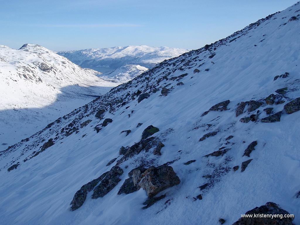 P3100009.JPG - Utsikt mot Ersfjorden bak til venstre i bildet. Den lille "humpen" / knausen til høyre for fjorden er Nattmålsfjellet (297 moh).