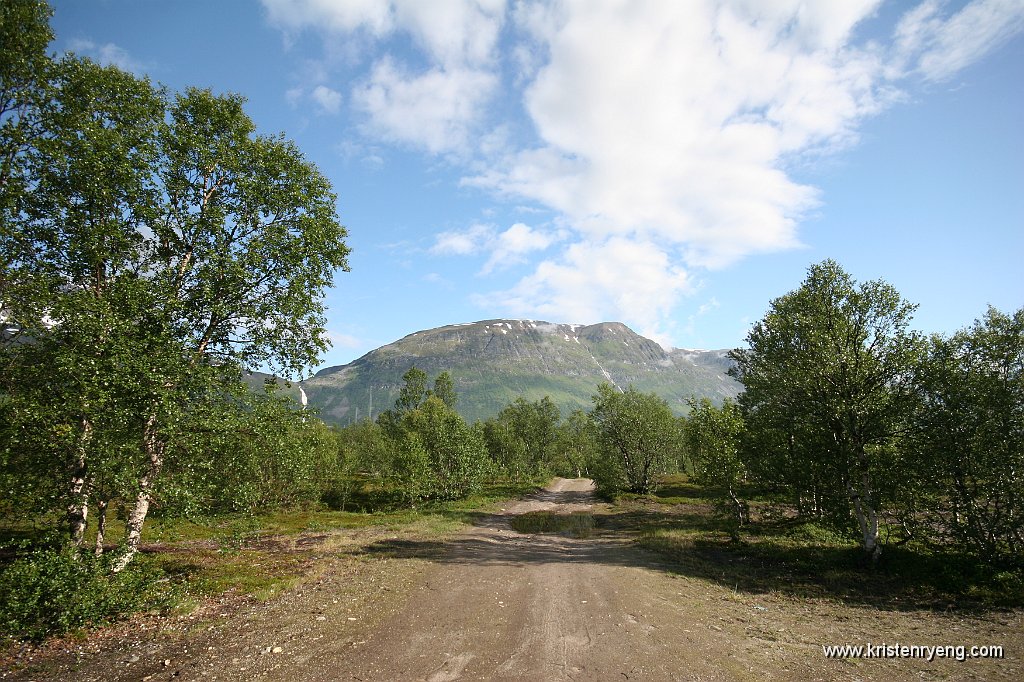 IMG_0011.JPG - Følg veien så lenge den går mot Langlitinden. Veien vil dreie mot høyre etterhvert - da forlater du veien og sikter deg inn på venstre side av Storforselva.