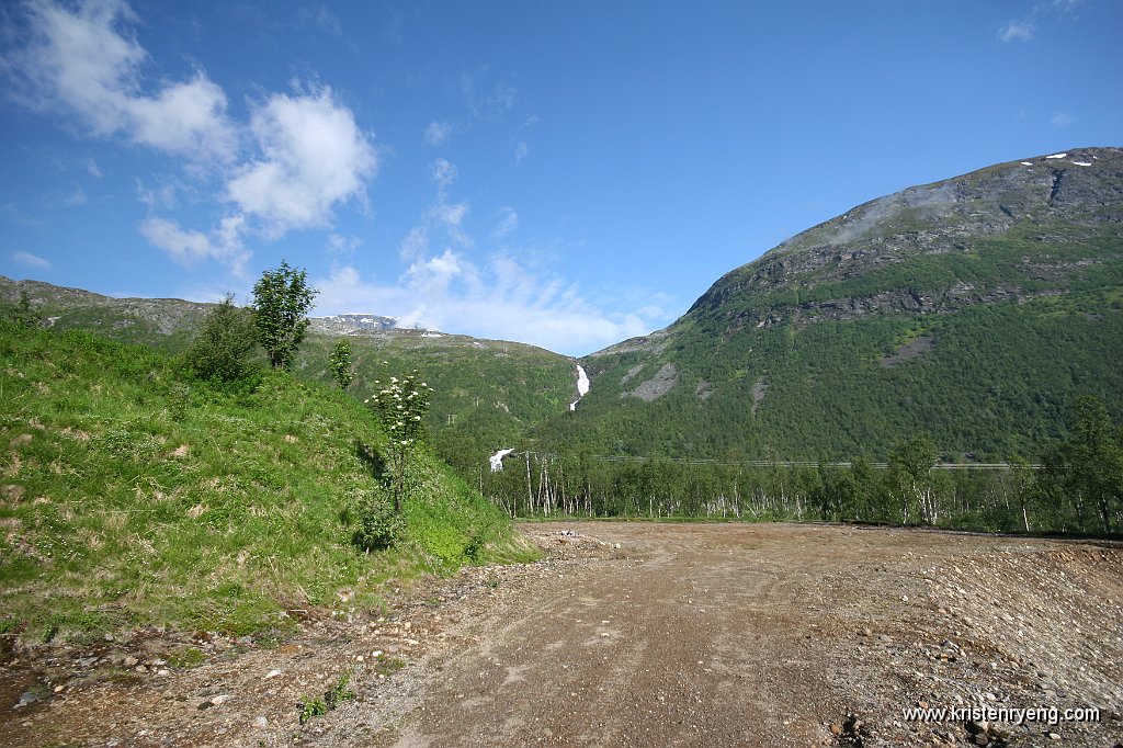 IMG_0012.JPG - Siste veistykke. Traseen videre går langs høyspentmastene opp på venstre side av elva. På noen turkart er det merket inn en sti i dette området... men det MÅ være feil. Hehe.