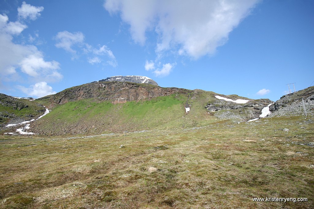 IMG_0036.JPG - Flere elver som møtes bak Tromsdalstinden og danner en felles elv.