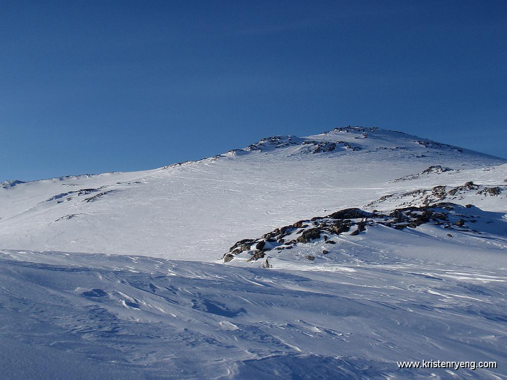 P3050021.JPG - "Skitoppen" av Lille Blåmann. Herfra er det 5-10 gange videre inn til selve Lille Blåmann. Den beste nedkjøringen starter fra "skitoppen" så mange velger å snu derfra.