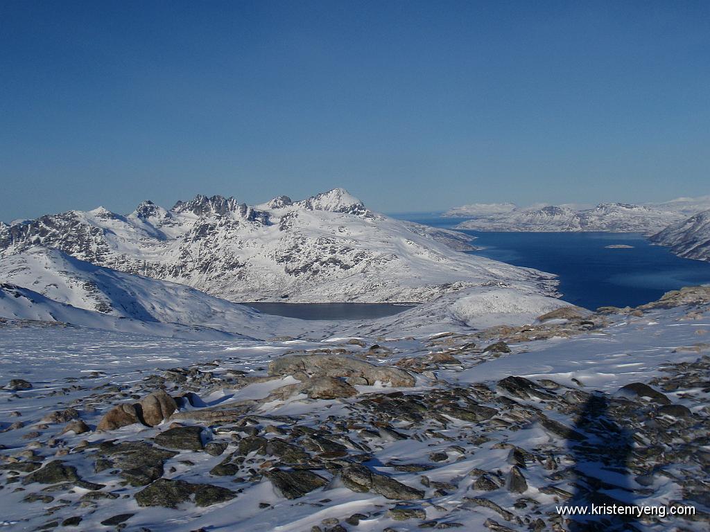 P3050038.JPG - Kaldfjorden til høyre, Ersfjorden strekker seg mot venstre i bildet. Store Blåmann midt i bildet - høyeste topp på Kvaløya.