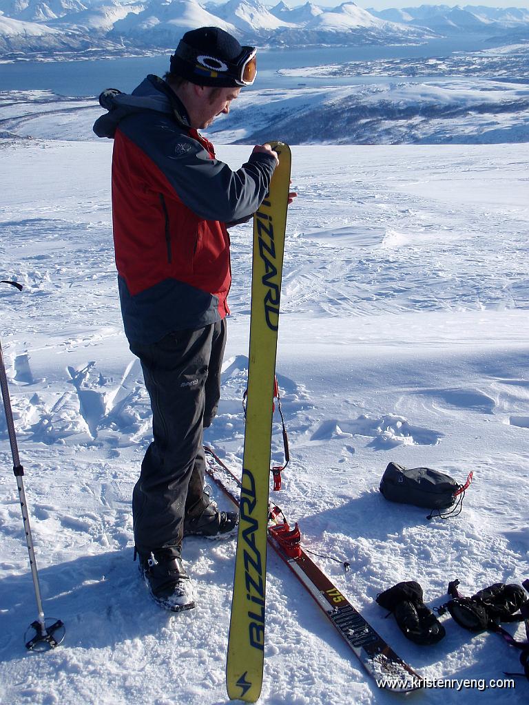 P3050045.JPG - Håvard prepper ski før nedkjøringen. Skifellene la igjen et solid lag med klister som helt klart måtte utbedres før vi kjørte ned.