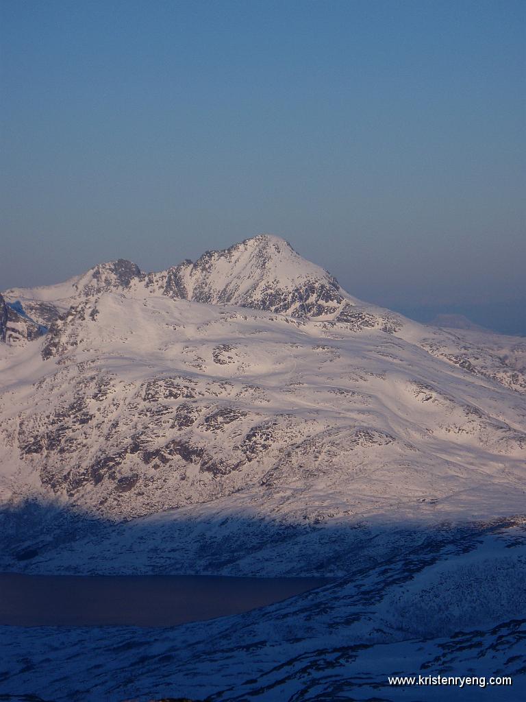 P2080057.JPG - Utsikt over Ersfjorden og Kvaløyas høyeste fjell Store Blåmann midt i bildet.