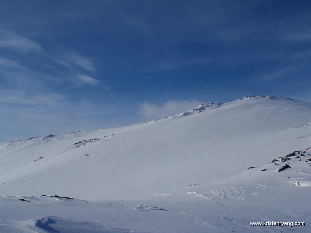 P3160243.JPG - Skitoppen oppe til høyre.