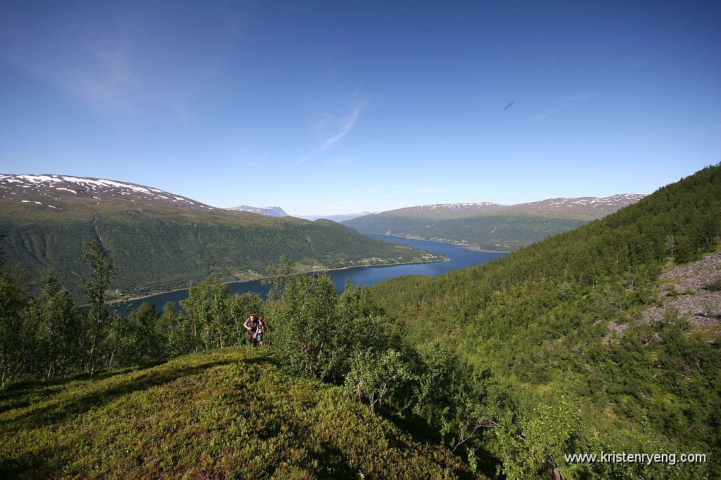 IMG_0018.JPG - Lars og Håvard på vei opp og ut av skogen.  Utsikt tilbake mot Ramfjorden.