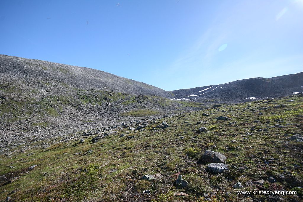 IMG_0036.JPG - Henrikskardet. Ryggen opp til venstre leder mot Fagerfjellet. Maritindan opp og bak til høyre.