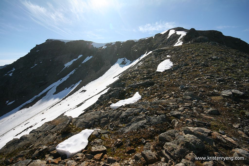 IMG_0061.JPG - Oppe på ryggen. Vi fulgte ryggen rett frem, slapp oss ned på venstre siden og fulgte snøflekken videre opp mot toppen.