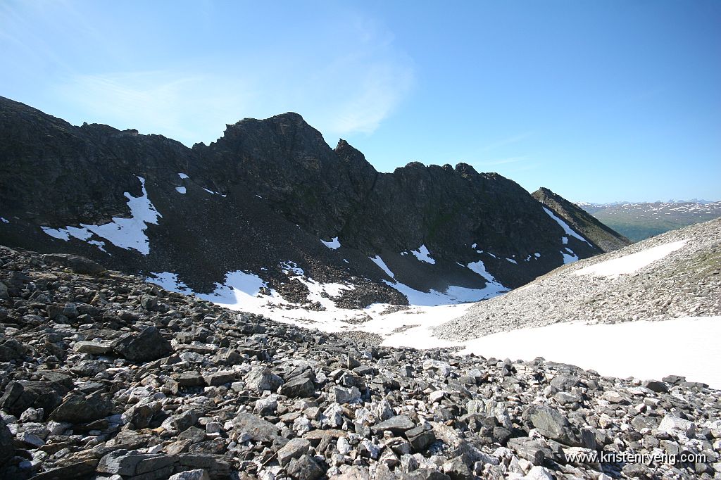 IMG_0238.JPG - Nedfarten gikk langs snøtarmen i bildet.