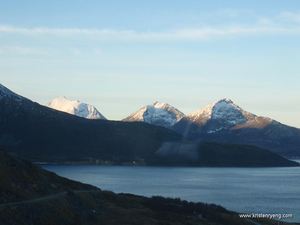 PA300003.JPG - På vei ned mot Grøtfjorden ses trekløveret fra venstre mot høyre : Sørtinden, Mellomtinden og Tromtinden. Dagens mål; Mellomtinden med sine 634 moh.