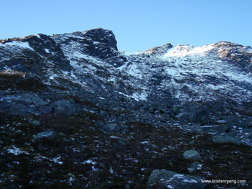 PA300026.JPG - Skyggesiden av Mellomtinden. Vi fulgte ryggen til venstre i bildet mot toppen.