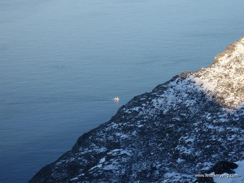 PA300074.JPG - Liten fiskebåt på vei inn mot Tromvik.