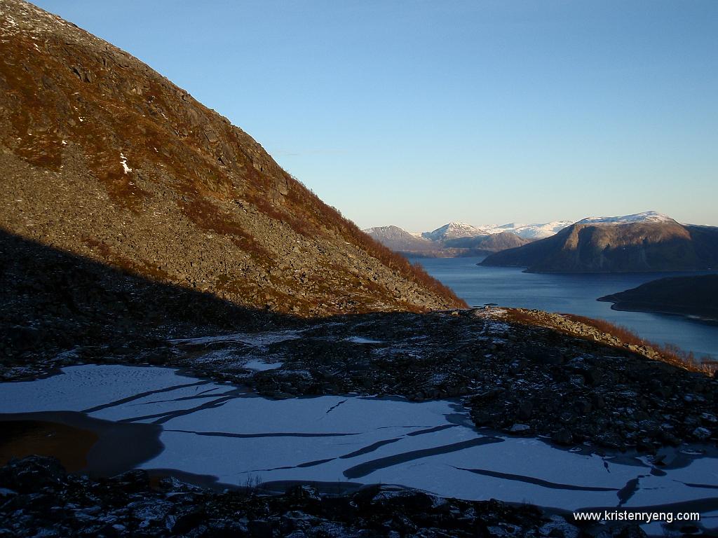 PA300096.JPG - Vann 354 i Nordskaret mellom Tromtinden og Mellomtinden har frøset på.