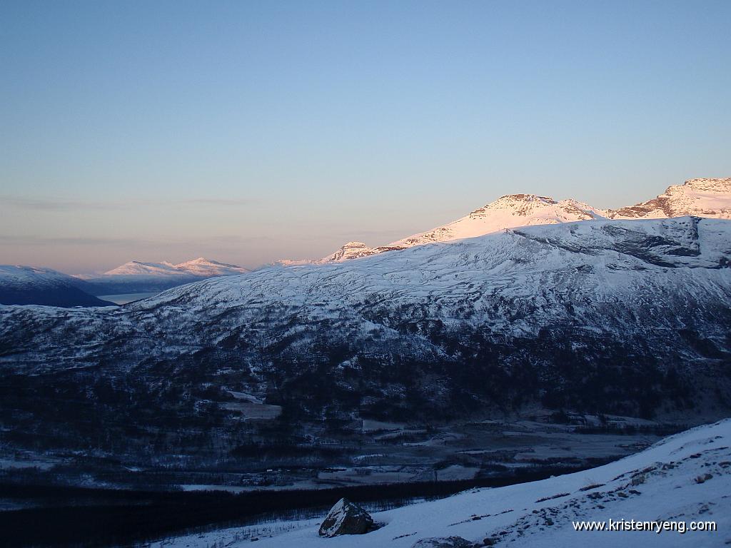 PB130017.JPG - Utsikt tilbake mot Lakselvdalen. Oppe til høyre ses Henriktinden (1127 moh). Bak til venstre i bildet ses Balsfjorden.