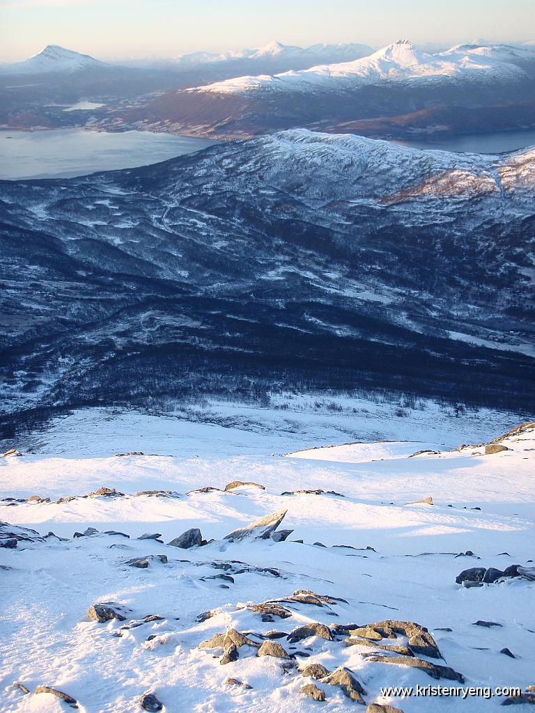 PB130080.JPG - Nok snø til å kunne stå på ski ned her, men turen ble denne gang gjennomført til fots. Dette er sikkert et godt egnet skifjell.