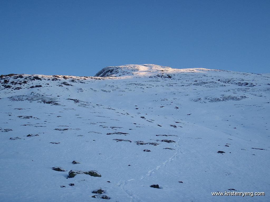 PB130086.JPG - De siste solstrålene klorer seg fast i fjellet mens jeg er på vei ned.