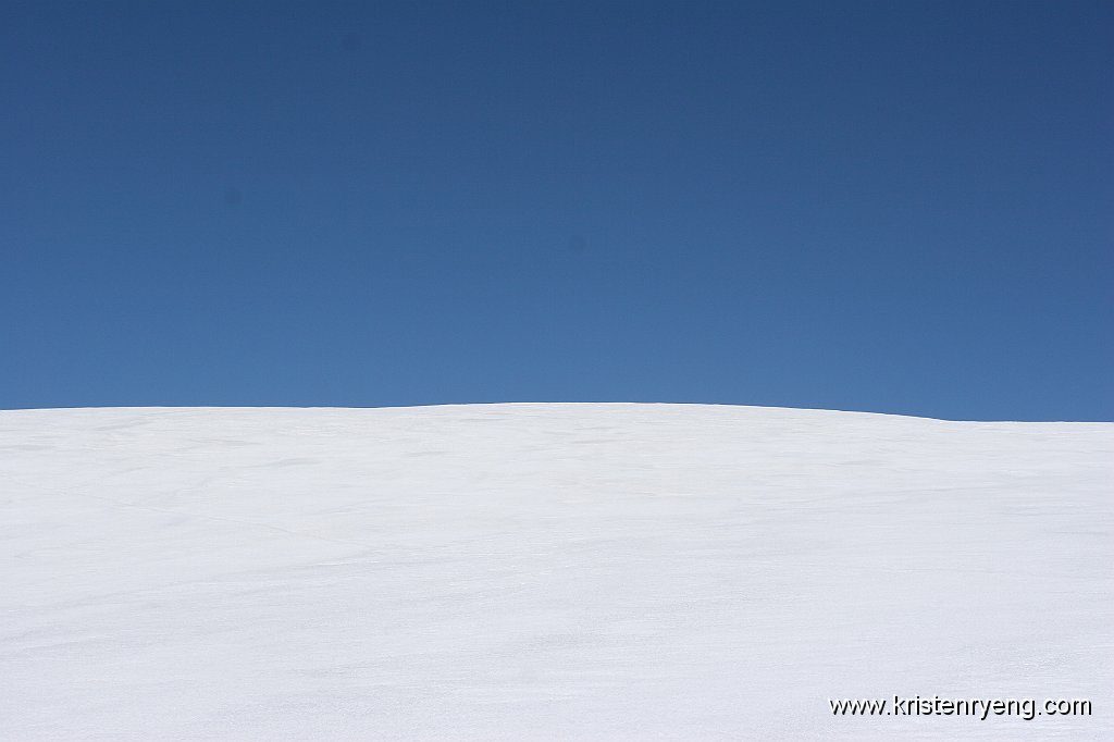 IMG_0332.JPG - Utsikten på vei oppover..... hvitt underlag med blå himmel ! Ahhh !